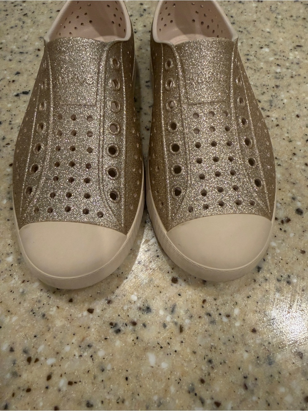 Native Jefferson Sugarlite Glitter Gold Slip On Shoes Girls Size J4 Like New - Picture 4 of 5